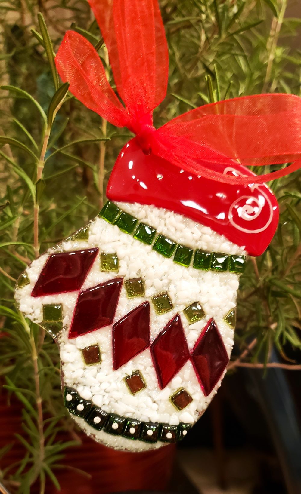 red and white glass mitten ornament made by artist Jeweliyana